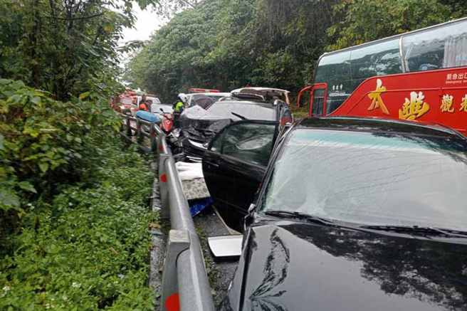 花蓮台11縣發生兩車對撞車禍，車頭全毀釀1傷1命危。（翻攝畫面）