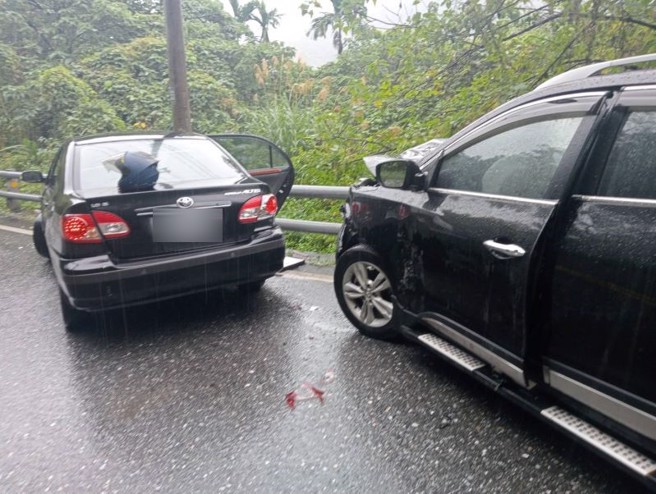 花蓮台11縣發生兩車對撞車禍，車頭全毀釀1傷1命危。（翻攝畫面）