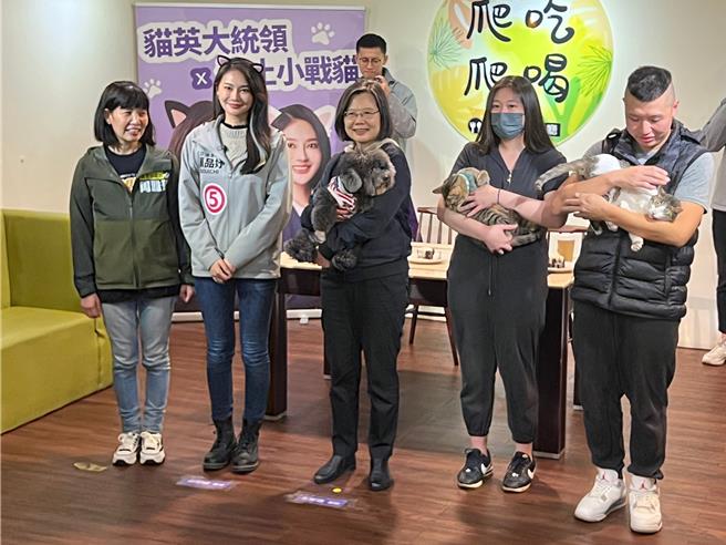 賴品妤邀蔡英文到汐止友善寵物餐廳輔選。（王揚傑攝）