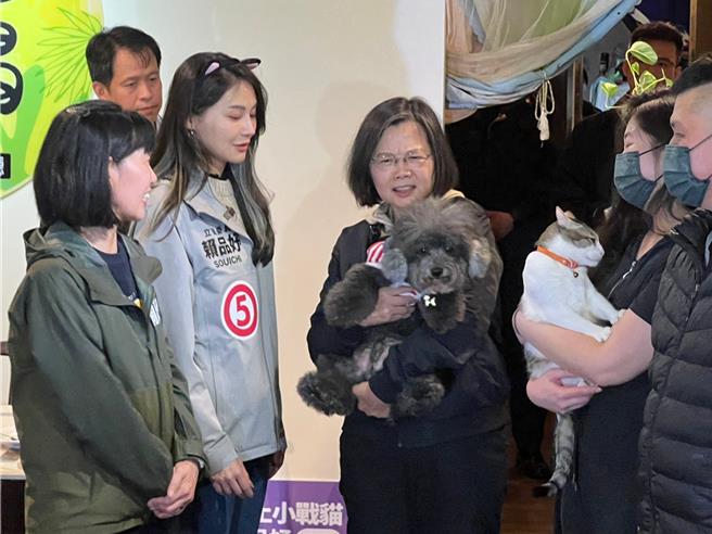 蔡英文抱著店家的小狗。（王揚傑攝）