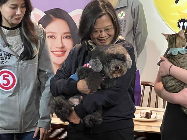 活動結束後，蔡英文又抱起小狗、貓咪，似乎捨不得離開。（王揚傑攝）