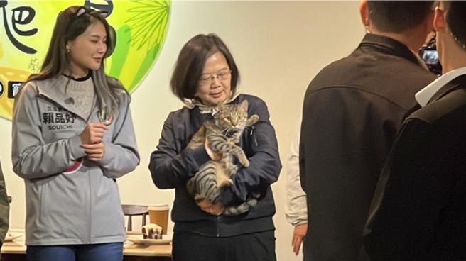 活動結束後，蔡英文又抱起小狗、貓咪，似乎捨不得離開。（王揚傑攝）