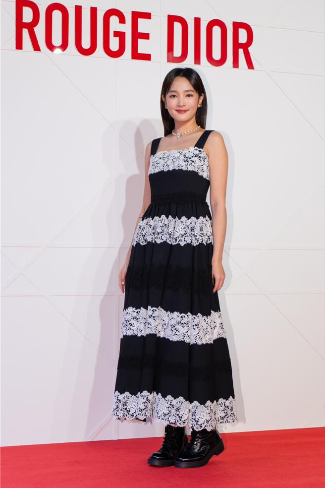 王淨出席迪奧藍星唇膏上市記者會，但被狂追問IG照飄孕味讓她好尷尬。（吳松翰攝）