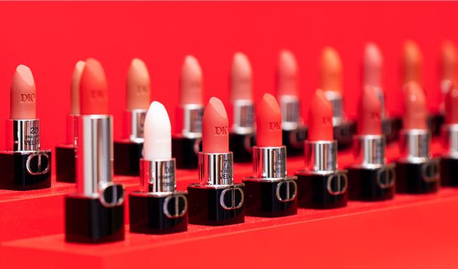 唇膏共有經典緞光與絲絨特霧兩種質地供選擇。（吳松翰攝）