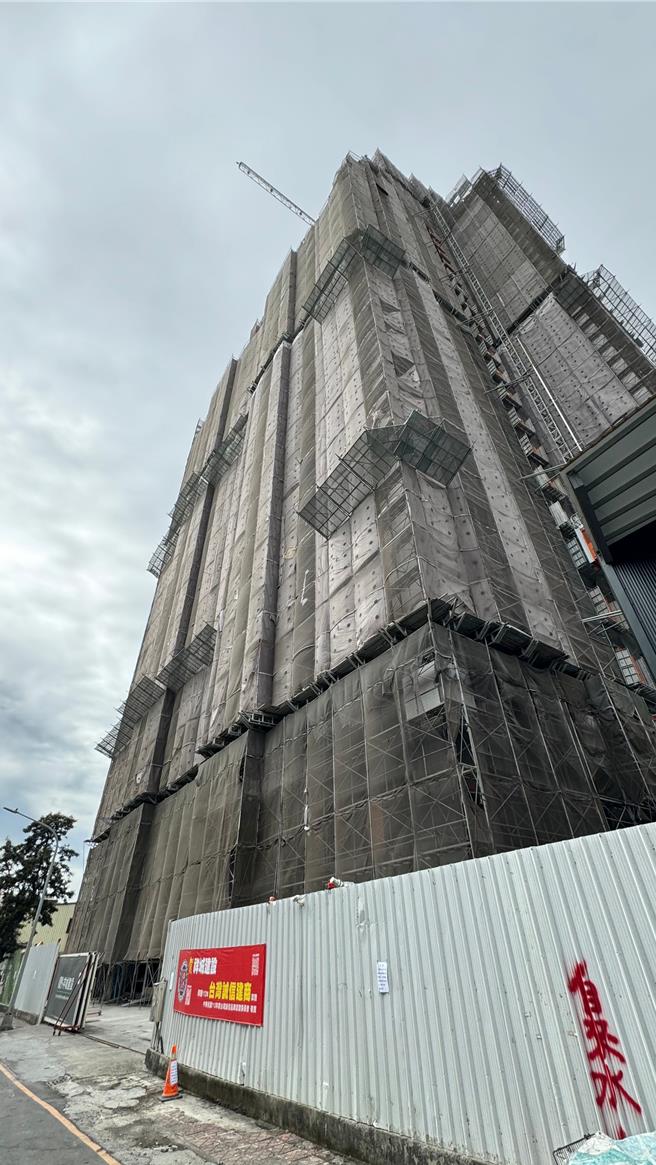 「祥城祥城」楼高31层，邻近都是低楼层建物，视野相当好。（柯宗纬摄）