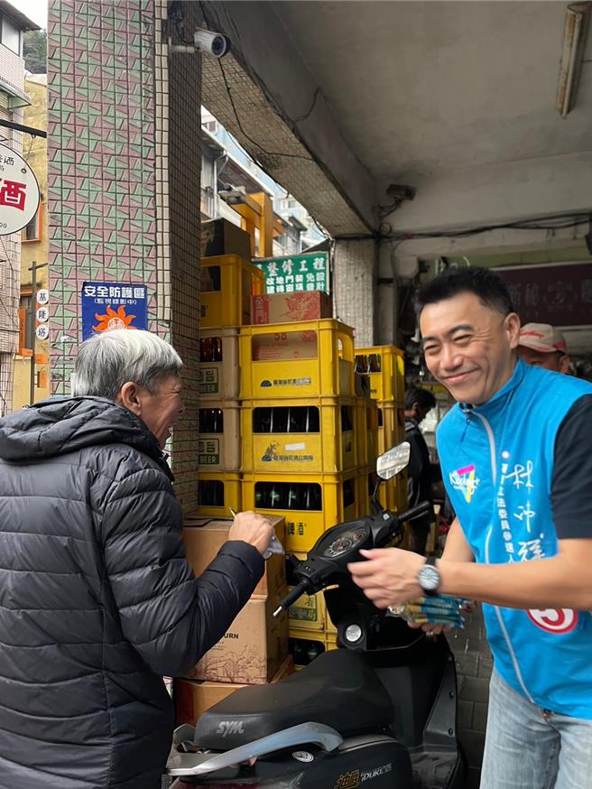 基隆市國民黨立法委員候選人林沛祥（右）28日上午徒步掃街，並與在地的商家溝通行人空間規畫的想法。（林沛祥競選總部提供／張志康基隆傳真）