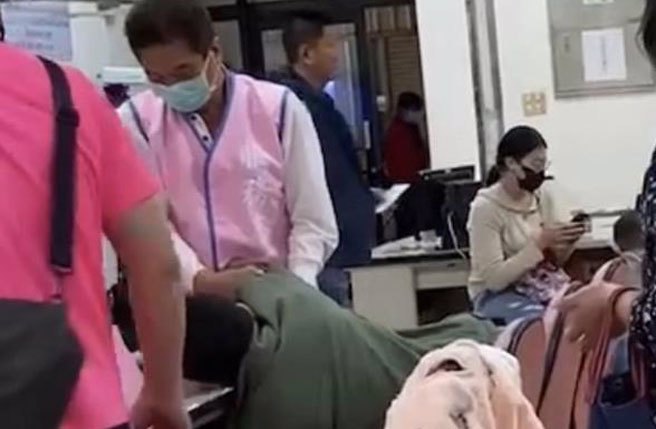 屏东监狱28日下午发生一起「面会惊魂记」，50余岁谢姓父亲在等待面会儿子时，突然身体不适，头部感到一阵晕眩后晕倒在桌上，吓坏在场眾人。（民眾提供／谢佳潾屏东传真）