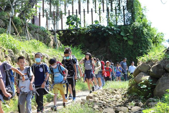 2023年完工的华南28号自然公园是华南国小学生无围墙的自然生态教室，勇夺「第23届公共工程金质奖」公共工程品质优良奖土木类的特优奖。（华南国小提供）