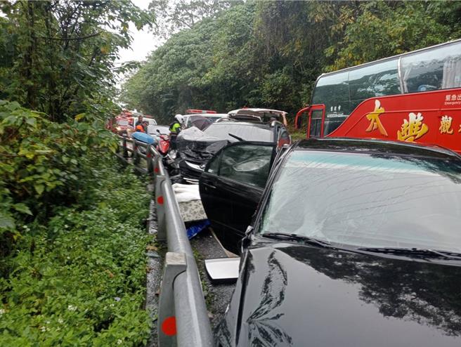 花蓮台11線31公里處今發生車禍，兩車對撞，擦撞護欄才停下，其中駕駛26歲高姓男送醫傷重不治。（花蓮縣消防局第二大隊提供／王志偉花蓮傳真）