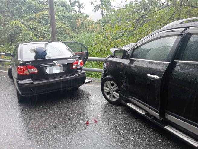 花蓮台11線31公里處今發生車禍，兩車對撞，擦撞護欄才停下，其中駕駛26歲高姓男送醫傷重不治。（花蓮縣消防局第二大隊提供／王志偉花蓮傳真）