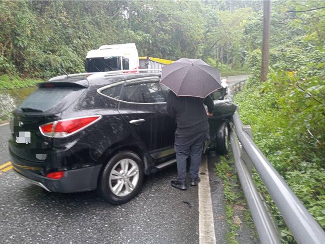 花蓮台11線31公里處今發生車禍，兩車對撞，擦撞護欄才停下，其中駕駛26歲高姓男送醫傷重不治。（花蓮縣消防局第二大隊提供／王志偉花蓮傳真）