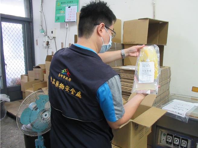 台中市食品药物安全处日前稽查台中市10家制造厂并抽验腌4件渍蔬菜成品，其中雾峰业者「脆笋干」检出苯甲酸与太平业者「酸白菜」检出苯甲酸及二氧化硫超标，已立即下架回收，共裁处9万元。（中市府提供／潘虹恩台中传真）