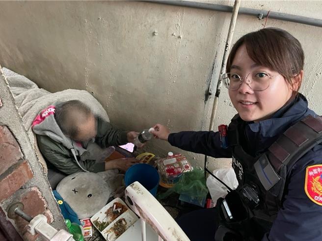 桃园市龟山警分局迴龙派出所关怀辖内弱势家庭时，查访一位露宿于顶楼加盖外的公共露天走廊的王姓男子，发现王男生活无法自理只能靠邻人救济，员警便自掏腰包购买保暖用品及粮食提供给王男应急。（警方提供）