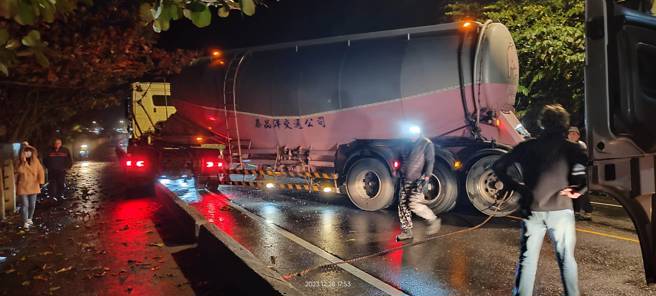 新北市貢寮區臺2線111公里處，1輛營業貨運曳引車自撞路旁自行車分隔島，整輛車折甘蔗橫跨整個道路，造成雙向交通受阻，所幸無人受傷。（圖／警方提供）