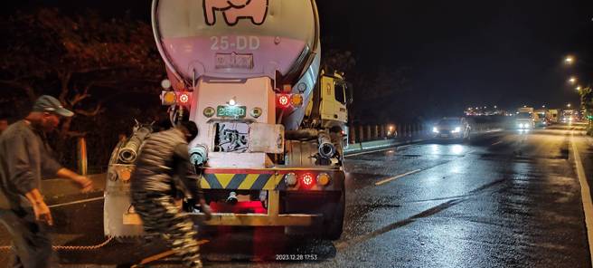 新北市貢寮區臺2線111公里處，1輛營業貨運曳引車自撞路旁自行車分隔島，整輛車折甘蔗橫跨整個道路，造成雙向交通受阻，所幸無人受傷。（圖／警方提供）