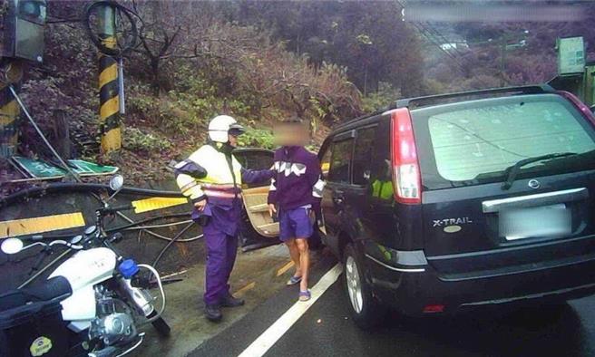 警方在投89線望洋部落段攔查1輛懸掛註銷車牌的休旅車，在車上查獲2名逃逸移工。（警方提供／楊靜茹南投傳真）