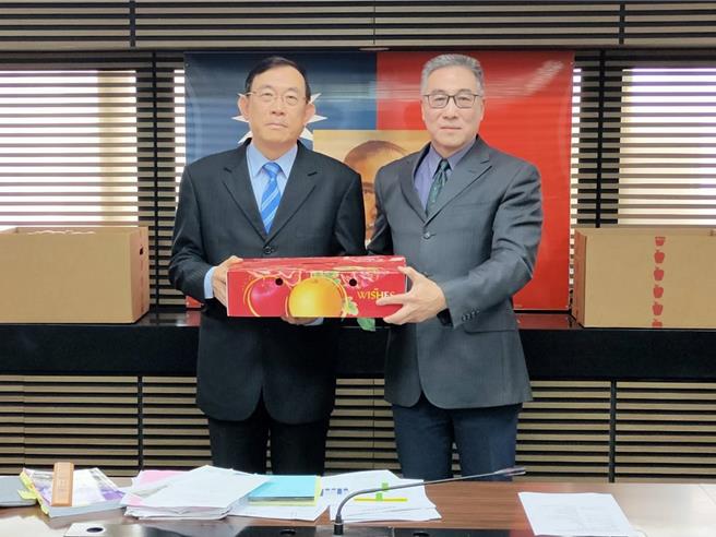 检察总长邢泰钊27日亲赴中检，慰勉检察长张介钦(右)在内的办案团队辛劳(最高检提供)