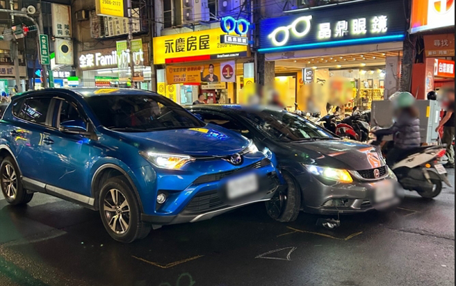 警方在路口将嫌犯车辆拦下，附近民眾纷纷好奇围观。（翻摄画面）