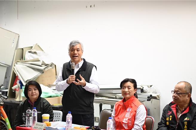 農業部農田水利署副署長林國華(左二)表示，目前台大實驗林已同意風斗段41號地段供興建調蓄池使用，總調蓄量可達700噸，不僅兼具排砂功能，也能作為農民灌溉使用。立委蔡培慧提供