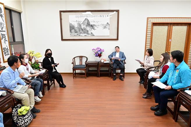新竹縣長楊文科（中右）28日與大新竹高中就學權益自救會5名成員會面，就高中職增班、增額、增校及前往苗栗通學的交通等議題討論。（新竹縣政府提供／羅浚濱新竹傳真）