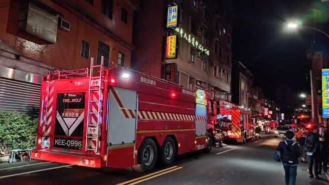 消防隊在現場疏散老人，並在短時間內撲滅火勢。（翻攝畫面）