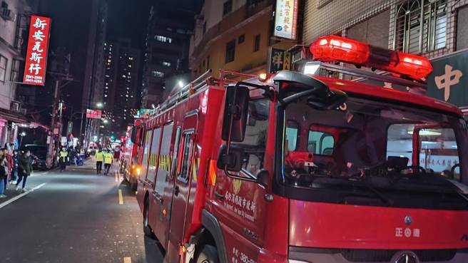 消防隊在現場疏散老人，並在短時間內撲滅火勢。（翻攝畫面）