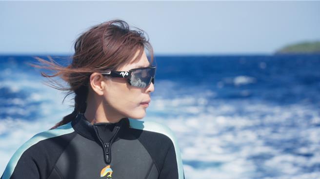 舒梦兰远赴东加王国记录大翅鲸生态。（东森提供）