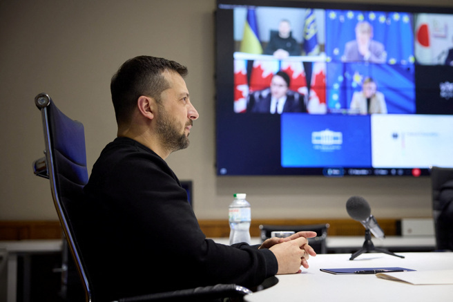 金融時報報導，美國提議七大工業國集團（G7）研究沒收俄羅斯遭凍結資產事宜，同時華府希望在2月G7峰會前，展現盟國和烏克蘭站在同一陣線。圖為烏克蘭總統澤倫斯基於基輔參與線上G7會議。（圖／路透涉）