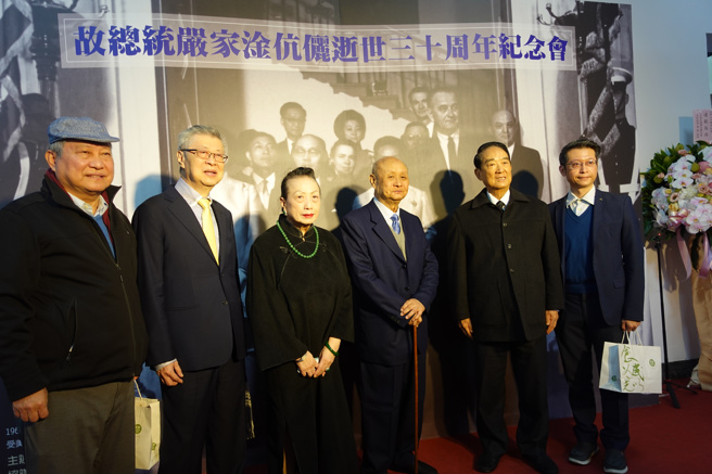 严家淦总统伉俪逝世30周年纪念会，亲民党主席宋楚瑜亲自前往致意。(戴志扬翻摄)