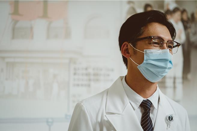 温昇豪在《打怪任務》詮釋溫柔且剛毅的北慈趙有誠院長。（大愛電視台提供）