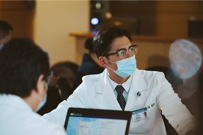 温昇豪在《打怪任務》詮釋溫柔且剛毅的北慈趙有誠院長。（大愛電視台提供）