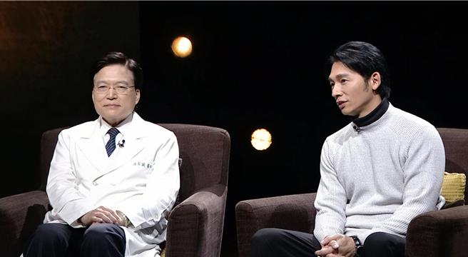 飾演臺北慈濟醫院趙有誠院長的温昇豪與本尊一起接受影評人膝管節專訪。（大愛電視台提供）