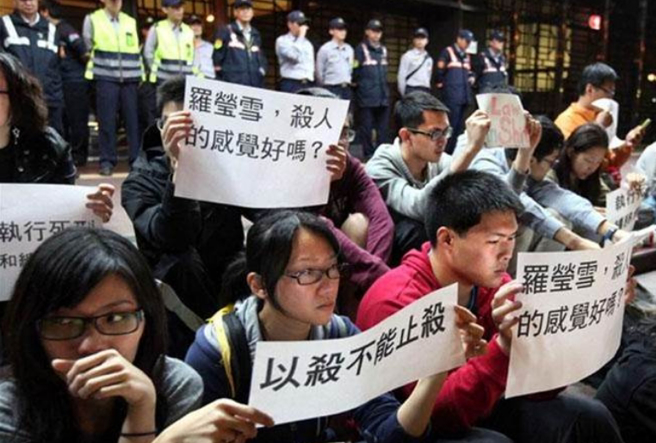 废死联盟执行长林欣怡表示死刑只是遮羞布，拿掉才能逼大人真正面对问题。(图为废死联盟抗议时任法务部长罗莹雪画面／资料照)