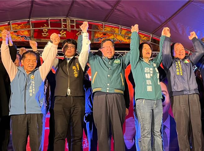 行政院副院长郑文灿（图中）今晚返回家乡桃园市八德区，替桃园六选区无党籍候选人赵正宇（左二）站台。（陈梦茹摄）