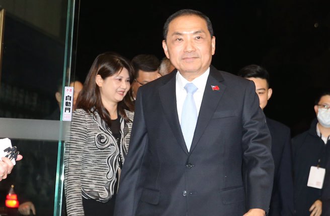 中选会28日举行第三场总统候选人电视政见发表会，国民党总统候选人侯友宜抵达现场。（杜宜谙摄）