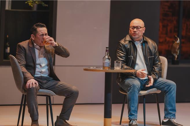 屈中恆與劉亮佐在舞台劇中有精彩對手戲。（果陀劇場提供）