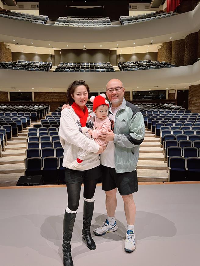 趙小僑抱著女兒典典到劇場看老公劉亮佐的戲。（果陀劇場提供）