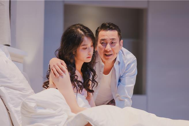 屈中恆與賴雅妍一開場就是床戲。（果陀劇場提供）