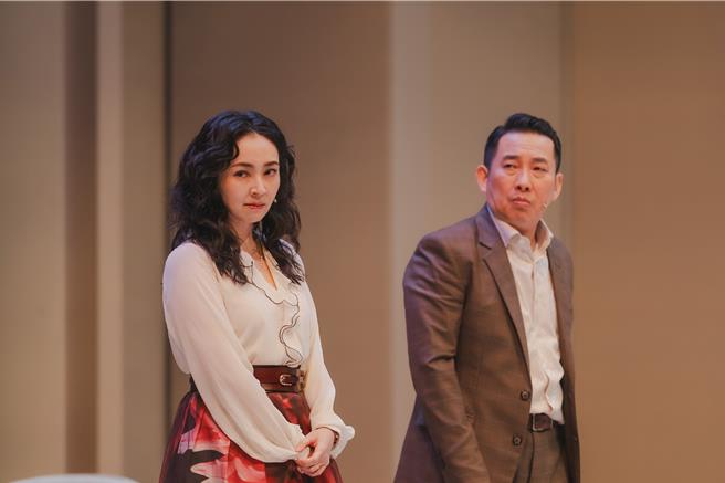 屈中恆與蔡燦得對戲精彩。（果陀劇場提供）