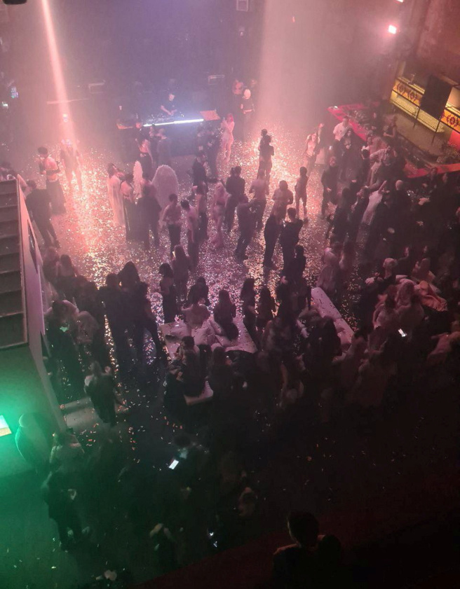 俄罗斯首都莫斯科名流日前在夜店开半裸派对。（路透）