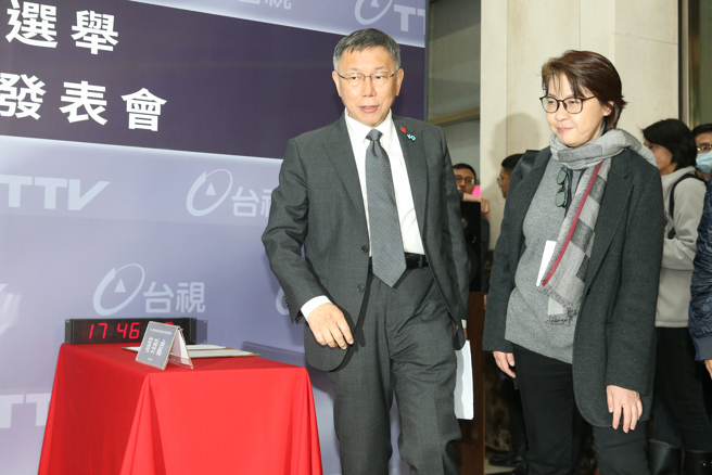 民眾黨總統候選人柯文哲（左）。（杜宜諳攝）
