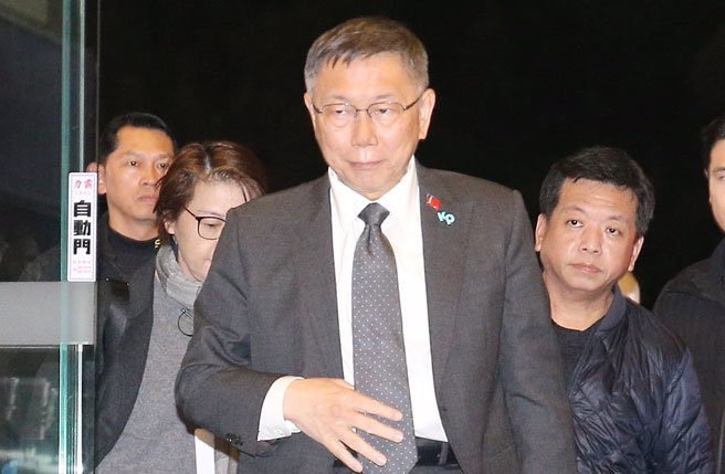 中选会28日举行第三场总统候选人电视政见发表会，民眾党总统候选人柯文哲抵达现场。（杜宜谙摄）