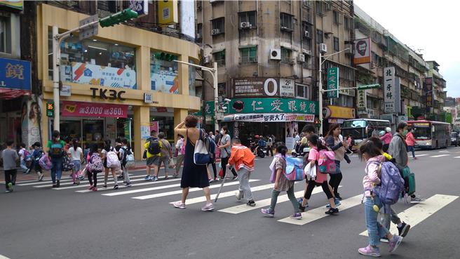 交通部公布10月交通事故死亡291人，比去年同期增加23人，是連續3個月下降後再升高。圖為行人過馬路示意圖。（蔡亞樺攝）