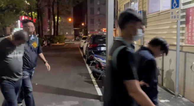 嫌犯被警方带回分局。（翻摄画面）