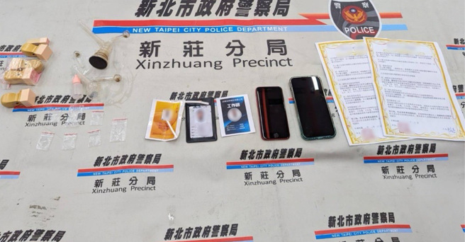 警方在诈骗车手身上找到的相关证物。（翻摄画面）