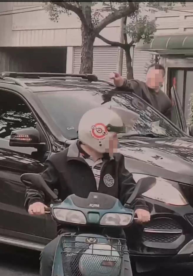 賓士男上車準備衝向校門口人行道。（民眾提供／陳淑娥台中傳真）