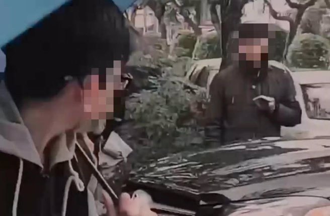 賓士男怒氣沖沖駕車衝向校門口人行道，學生嚇得紛紛跳開。（民眾提供／陳淑娥台中傳真）