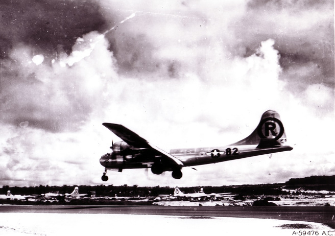 1945年8月6日載著原子彈轟炸日本的B-29轟炸機Enola Gay，在完成廣島投放原子彈任務後返航至天寧機場。（圖／美國空軍）