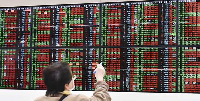 千金股27日傳捷報，M31大漲逾4％重返千元關卡，成台股第13千金；光學大廠大立光則挾外資目標價重登3,000元利多，最高衝上2,820元。圖／本報資料照片