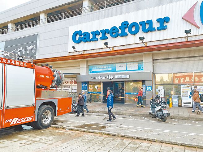 3名男子燒掉家樂福中原店，總經理王俊超27日受訪時說不會向3人求償，但家樂福事後緊急解釋，3人有刑責，後續保險也將追償。（本報資料照片）